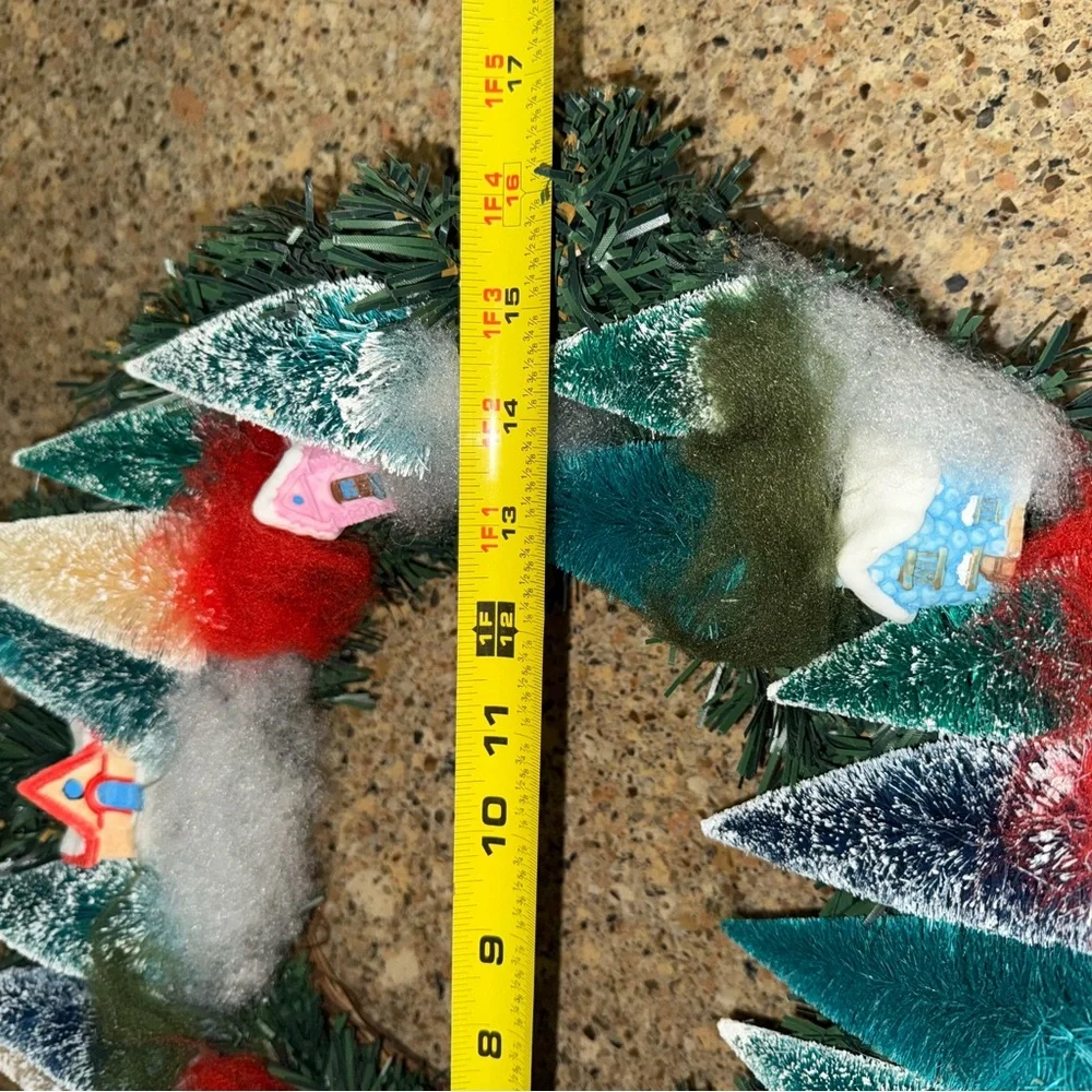 🎄 16 inch Christmas Village Bottlebrush Tree Wreath